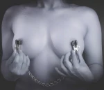 ZACISKI NA SUTKI NA ŁAŃCUSZKU - BAD KITTY Chain with clamps